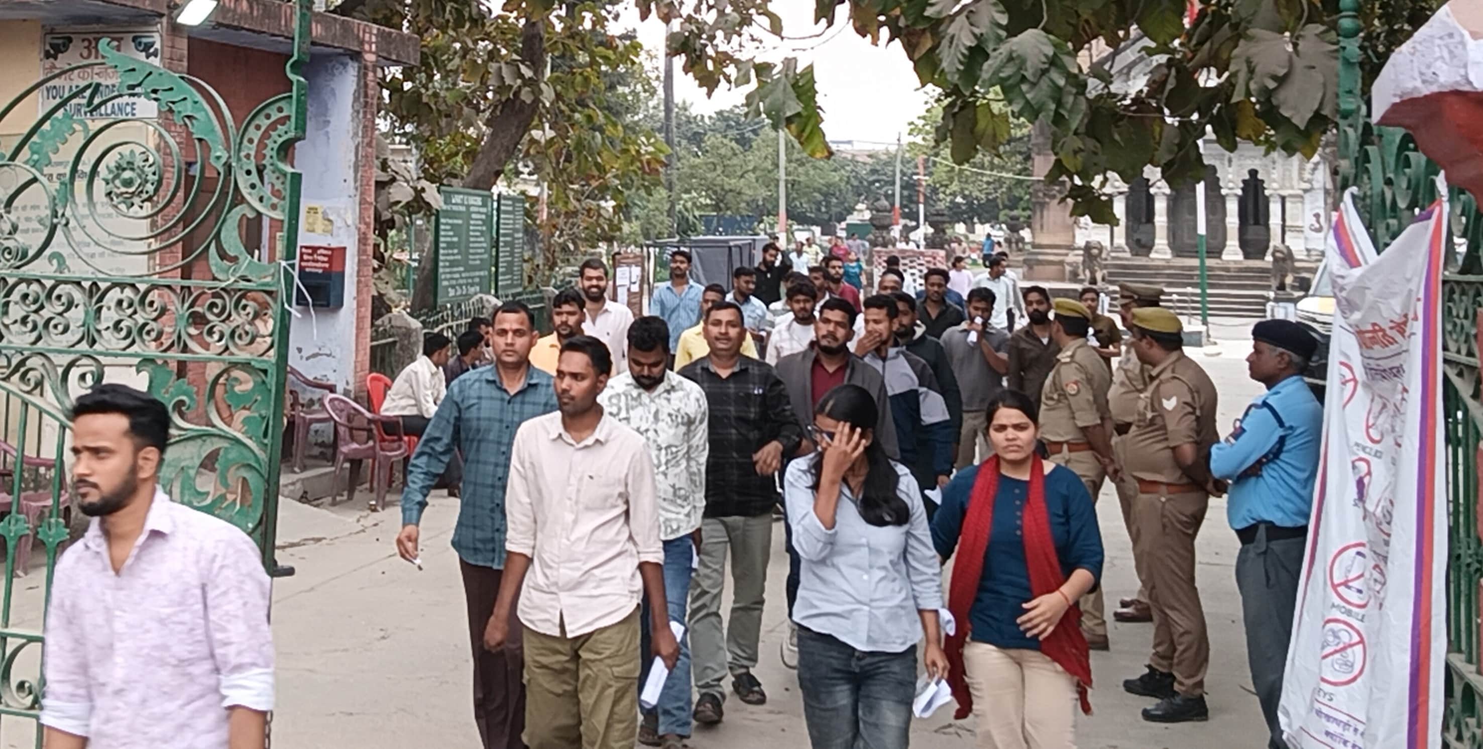 बलरामपुर के एमएलके पीजी कॉलेज से परीक्षा देकर लौटते अभ्यर्थी ।-संवाद