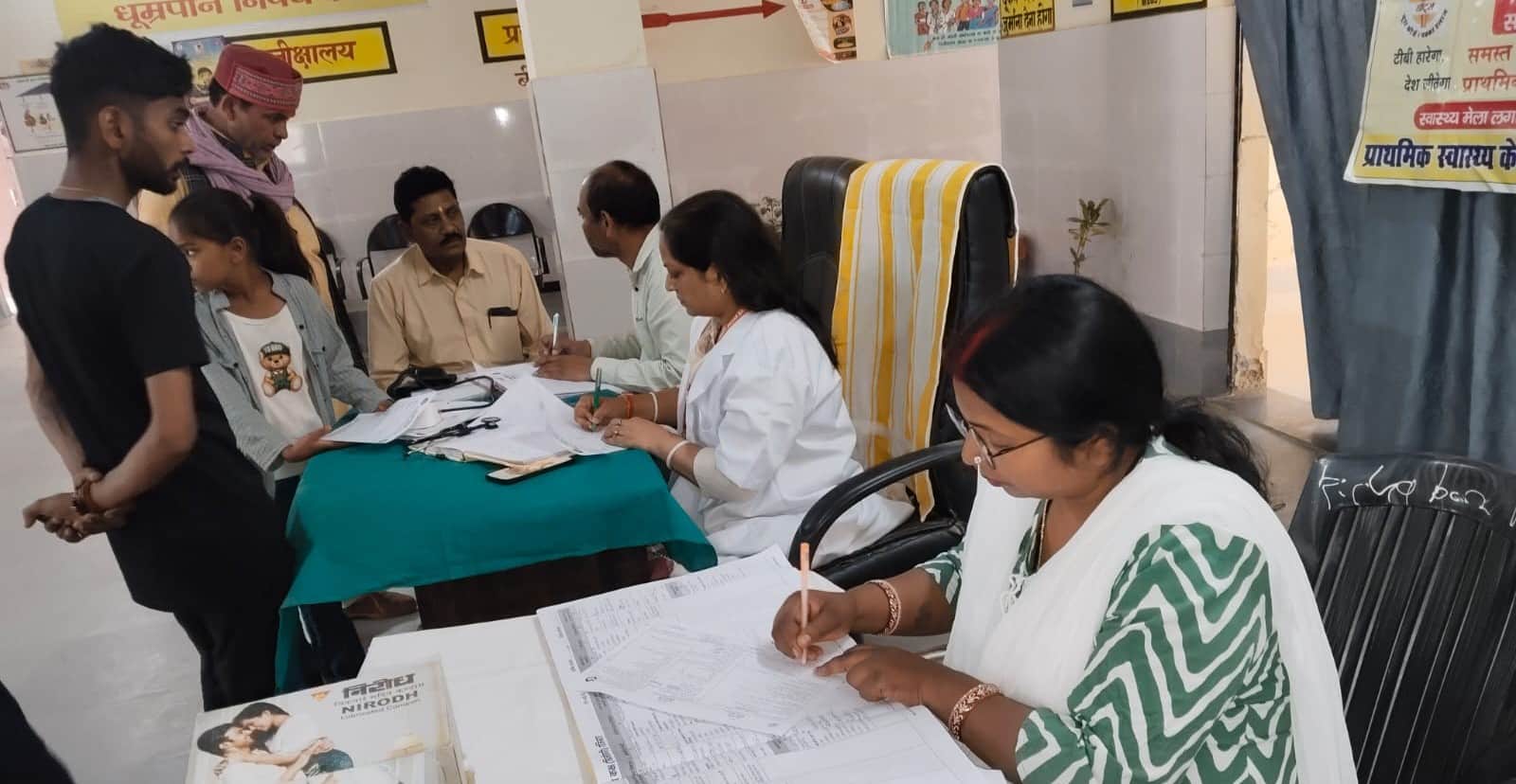 बलरामपुर के पीएचसी रेहरा बाजाार में मरीजों का इलाज करते चिकित्सक ।-संवाद