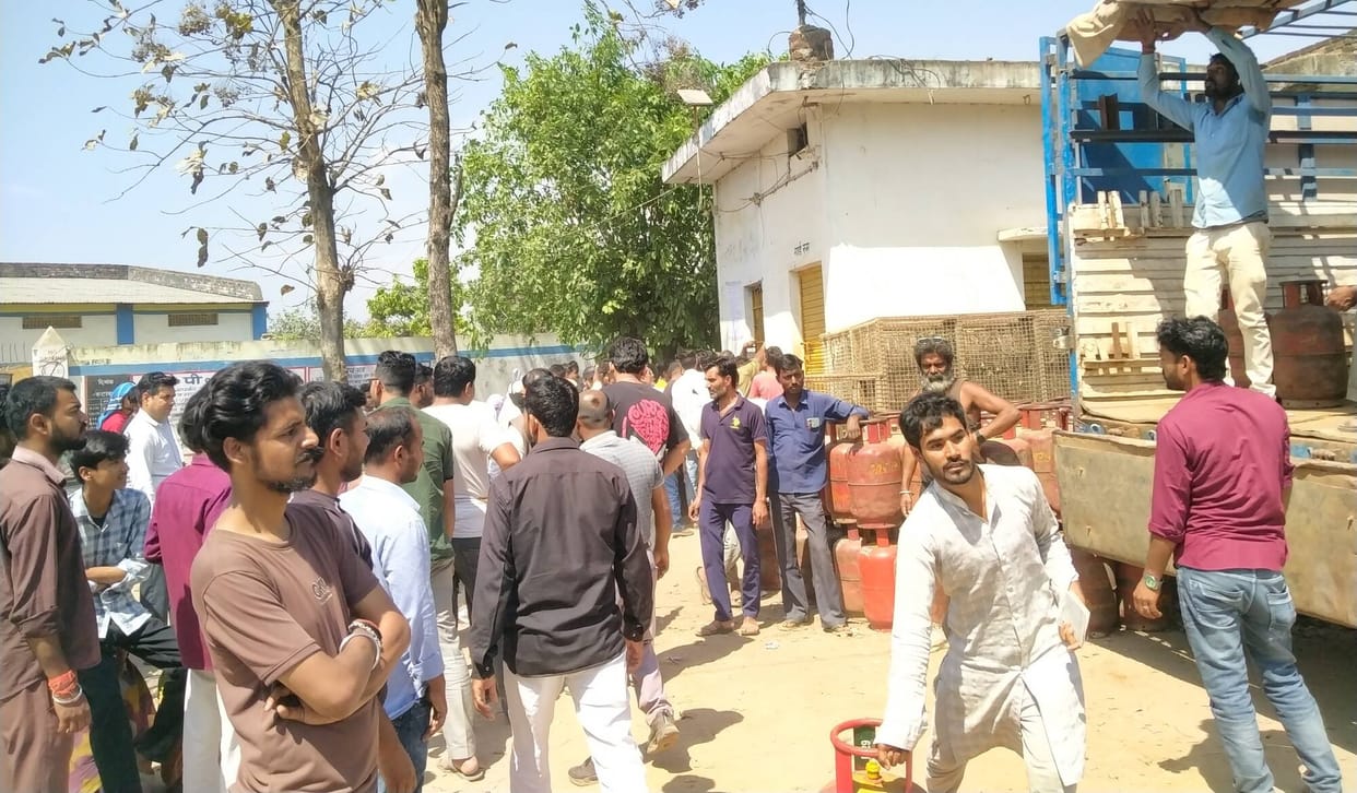Home delivery started in rural areas, still queues in the city