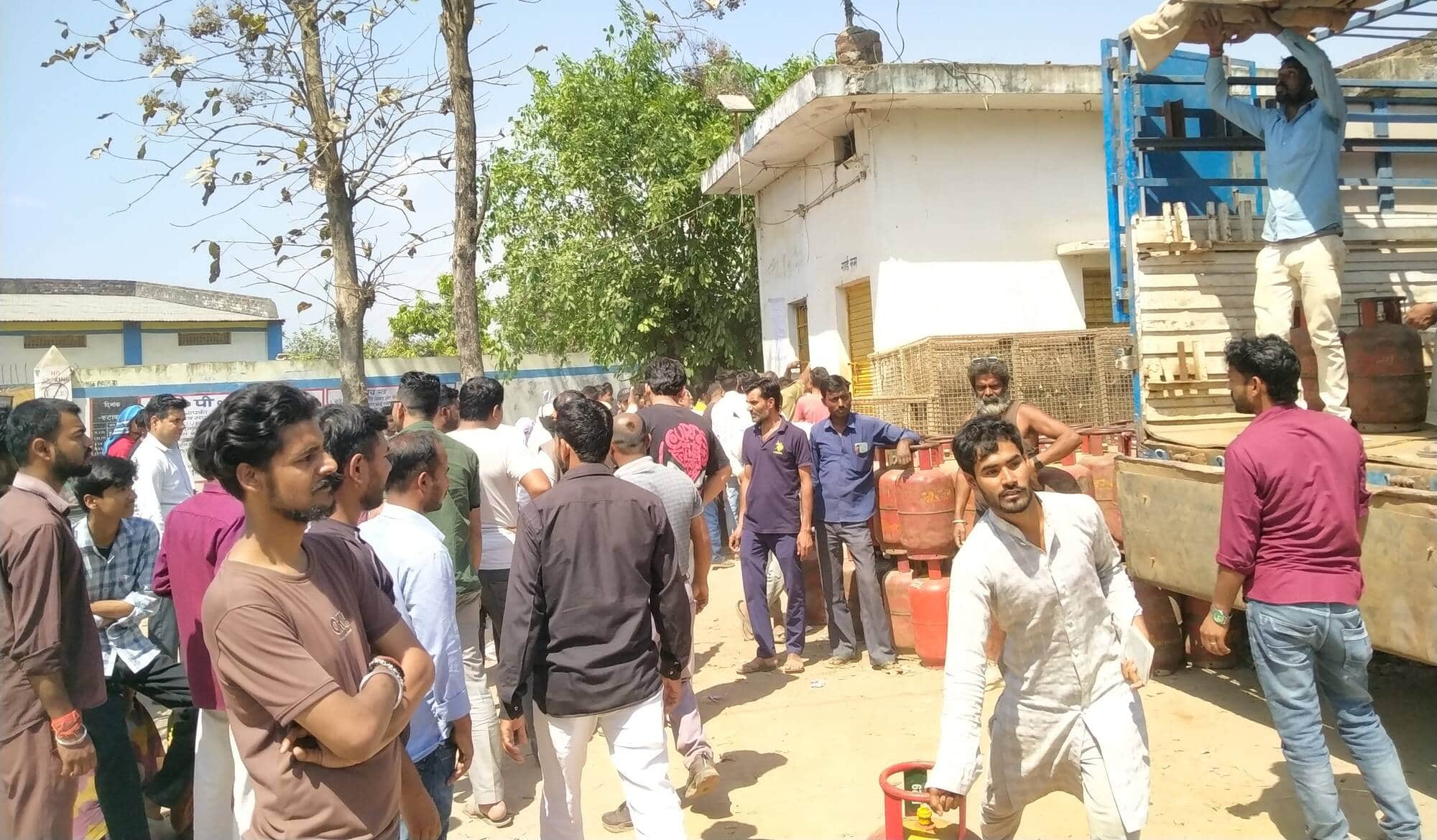 बलरामपुर के धर्मपुर स्थित गोदाम पर गैस सिलिंडर लेने के लिए जुटी उपभोक्ताओं की लाइन ।-संवाद