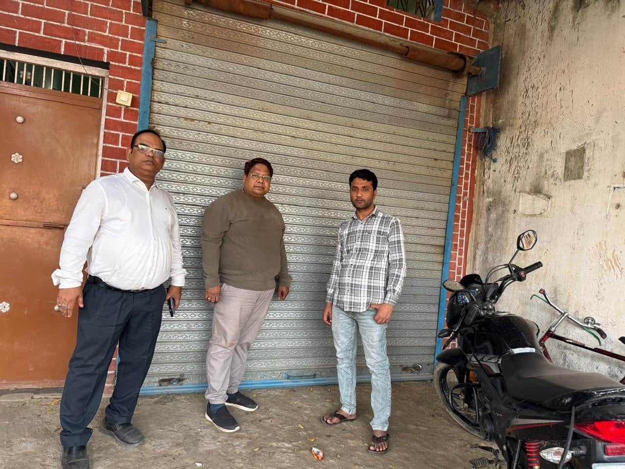 बलरामपुर के उतरौला में क्लीनिक सील करवाते एसीएमओ ।-स्रोत : विभाग