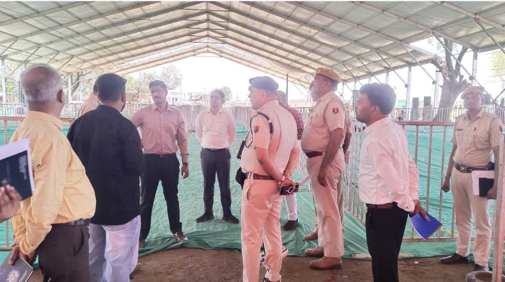 बेणेश्वर धाम पर मुख्यमंत्री के कार्यक्रम की तैयारियों का जायजा लेते जिला कलेक्टर