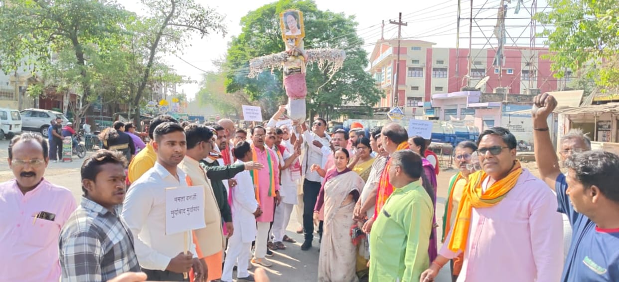 Effigy of the Chief Minister