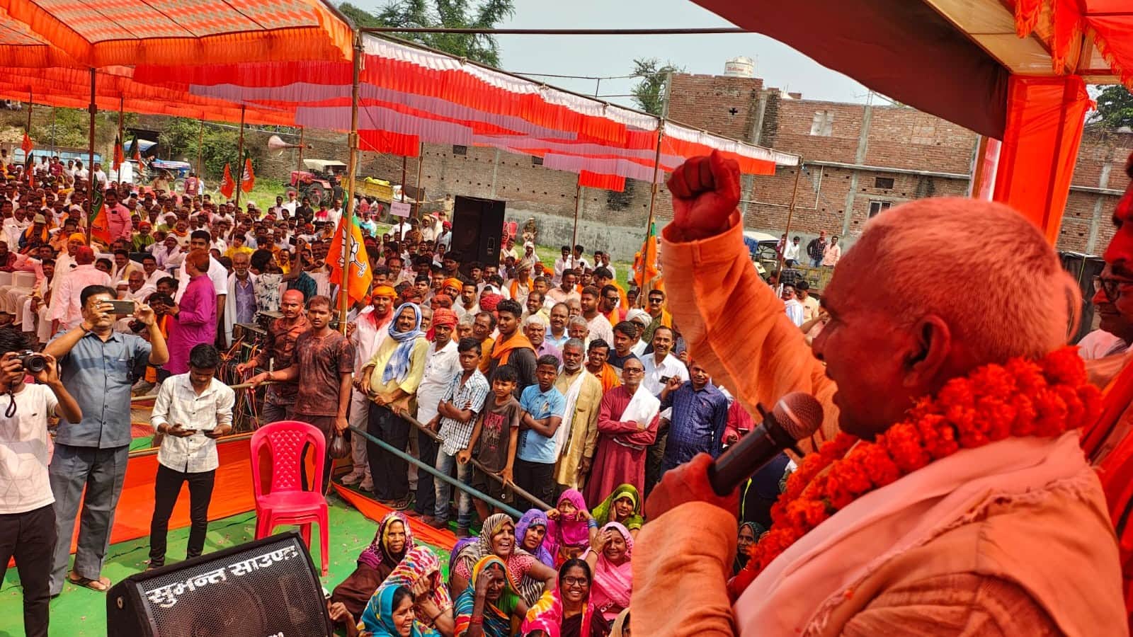 बैरिया में आयोजित होली मिलन समारोह में उपस्थित लोगों को संबोधित करते पूर्व विधायक सुरेंद्र स