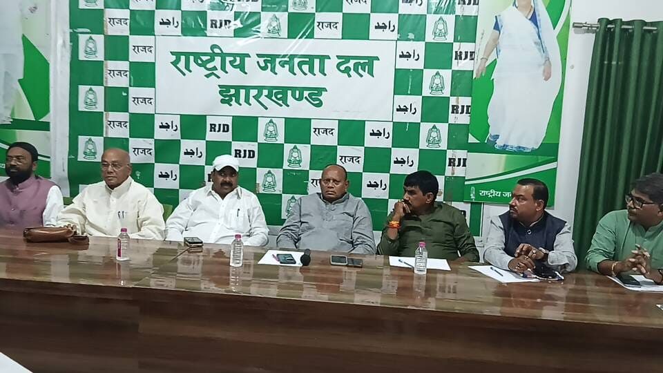 बैठक में उपस्थित प्रदेश राजद के अध्यक्ष,राजद विधायक दल के नेता और मंत्री