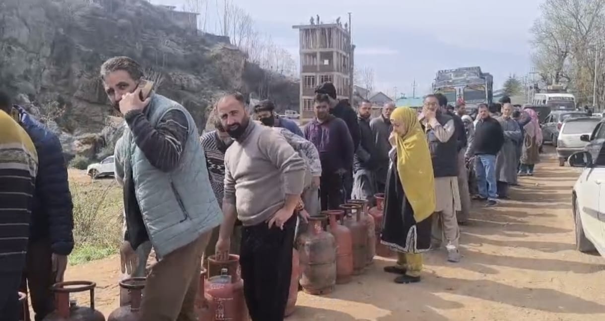 Bandipora, LPG Cylinder, Heavy Rush