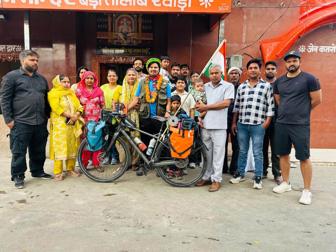 बड़ा तालाब स्थित हनुमान मंदिर के बाहर परिवार के साथ खड़े साइक्लिस्ट महेश कुमार। स्रोत : परिवार