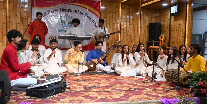 चंबा कॉलेज के वार्षिक समारोह में प्रस्तुति देते विद्यार्थी। स्त्रोत कॉलेज प्रबंधन