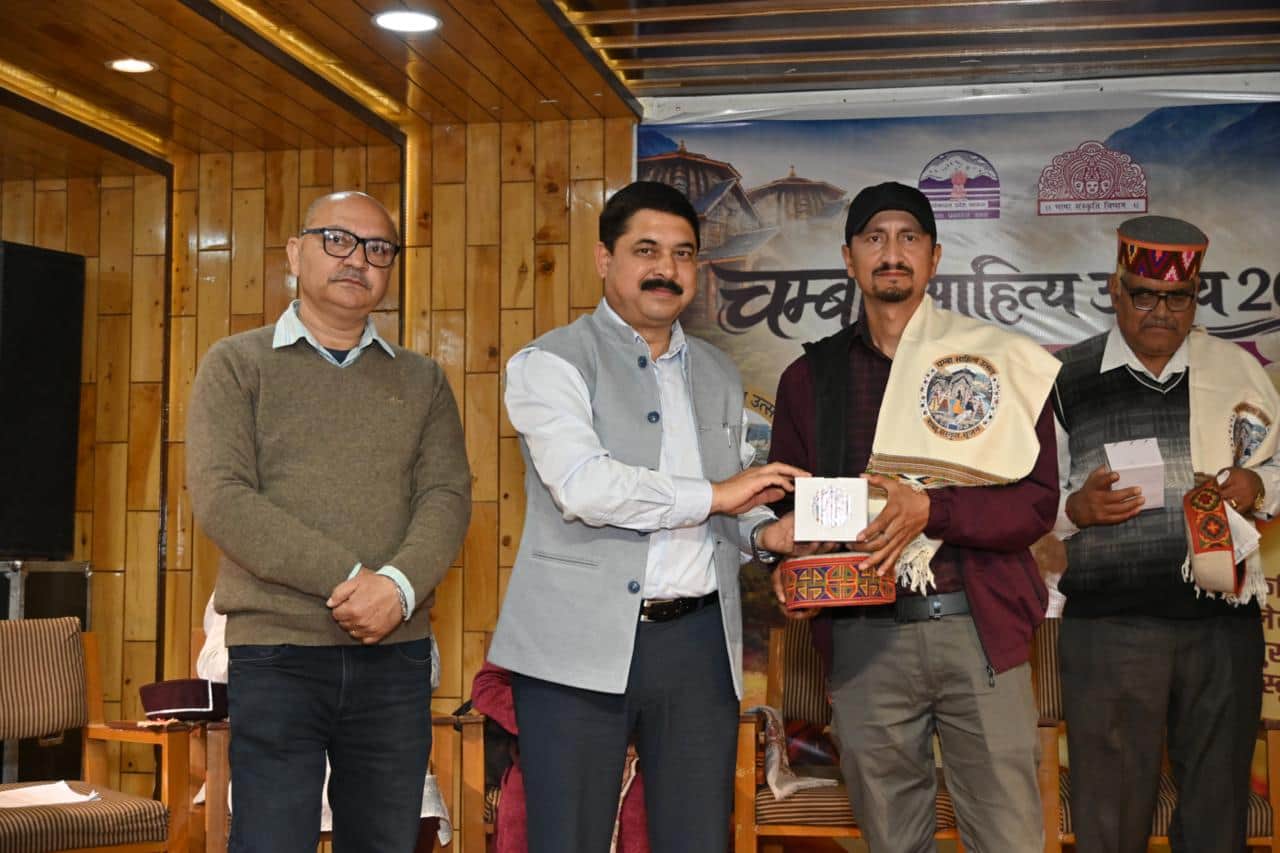 चंबा में चल रहे साहित्य उत्सव में आयोजित कवि सम्मेलन के बाद कवियों को सम्मानित करते हुए डॉ विद्