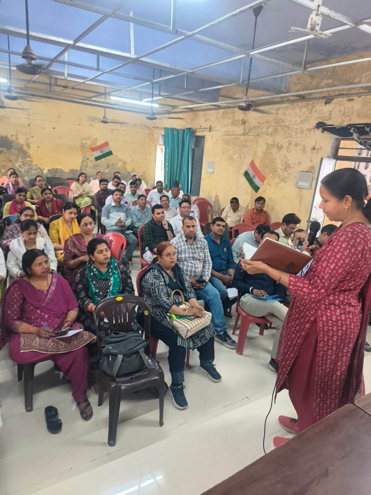 चंडौस स्थित बीआरसी पर अध्यापकों को विद्यार्थियों के प्रवेश के लिए प्रशिक्षण देतीं ट्रेनर। संवा