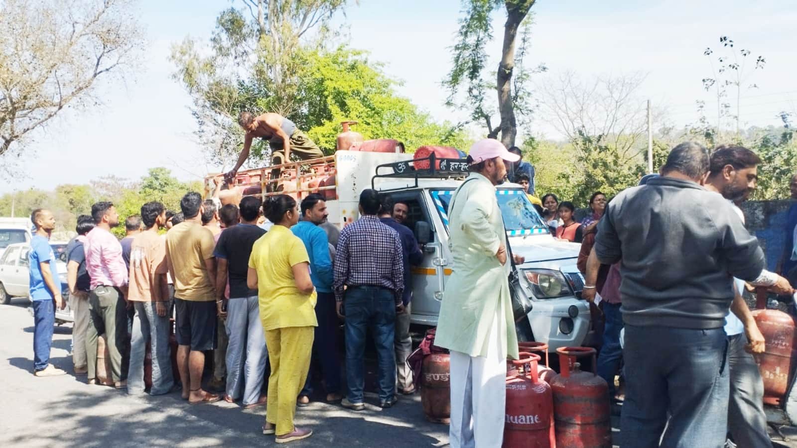 चैकी गांव में सिलेंडर भरवाने के लिए उमड़ी लोगों की भीड़। स्रोत : जागरूक पाठक