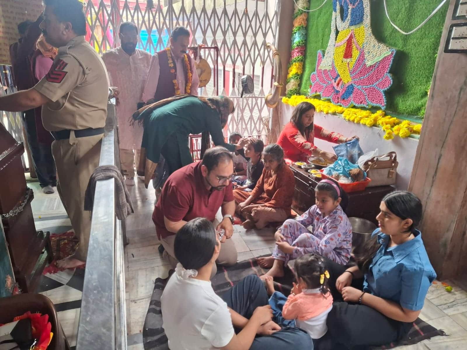 चैत्र संक्रांति के उपलक्ष पर सुकराला देवी मंदिर में कंजक पूजन करते श्रद्धालु। स्रोत संवाद।