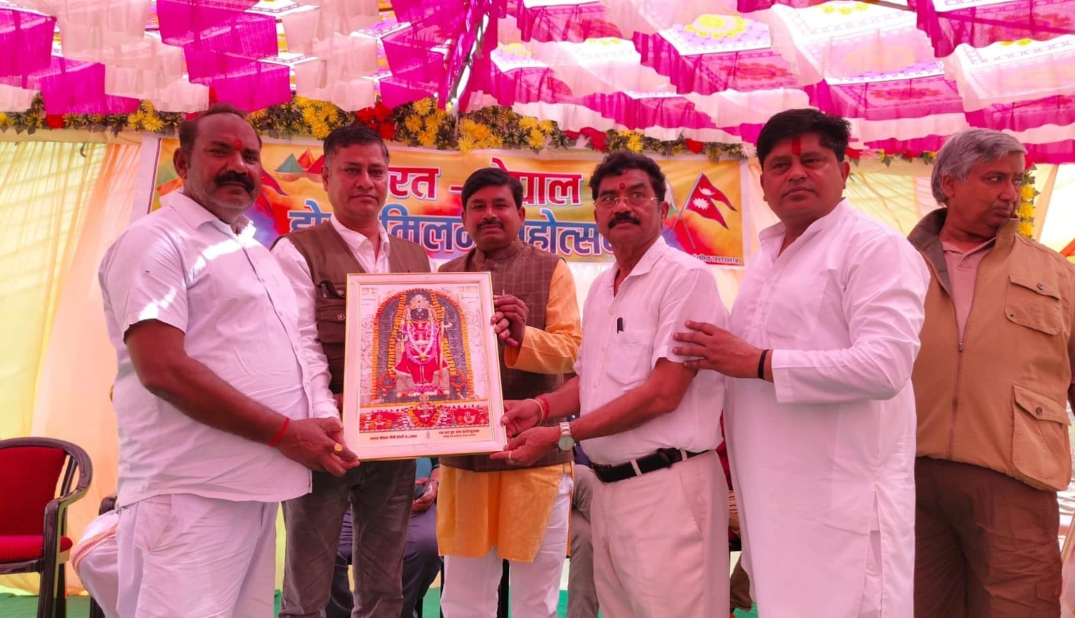 चंदनचौकी में भारत-नेपाल होली महोत्सव में अतिथियों को देते स्मृति चिन्ह। स्रोत: आयोजक