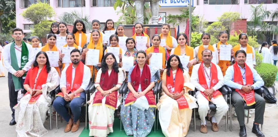 छात्राओं को बाटी डिग्री