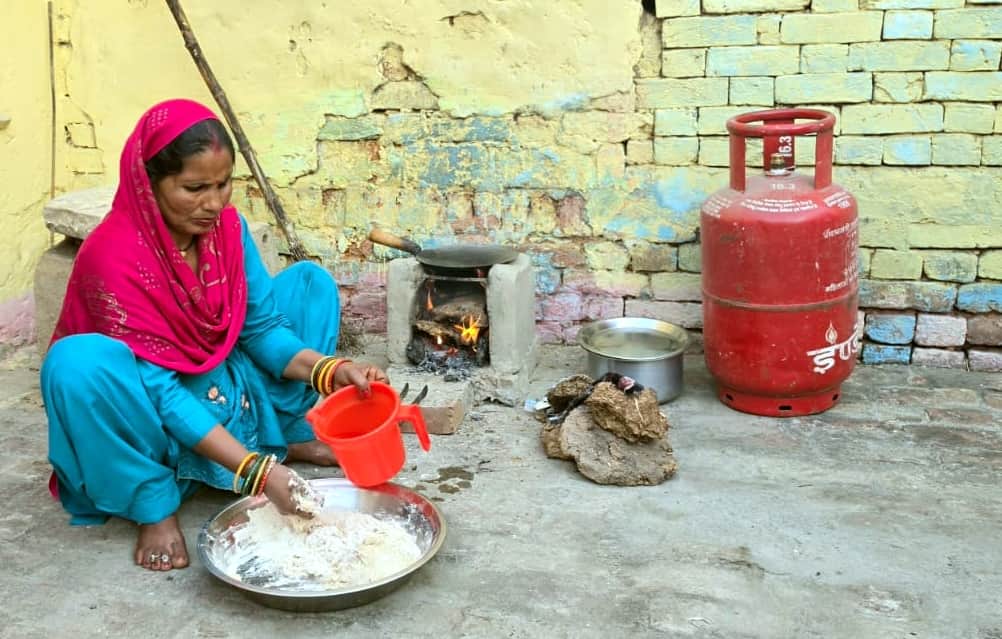 डिडौली में सिलिंडर नहीं मिलने पर चूल्हे पर खाना बनाती महिला। संवाद