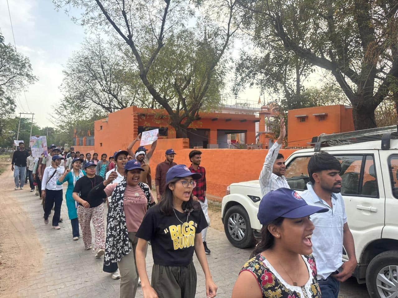 एनएसएस शिविर के दौरान विद्यार्थी अपना संदेश पहुंचाते। स्रोत : विवि