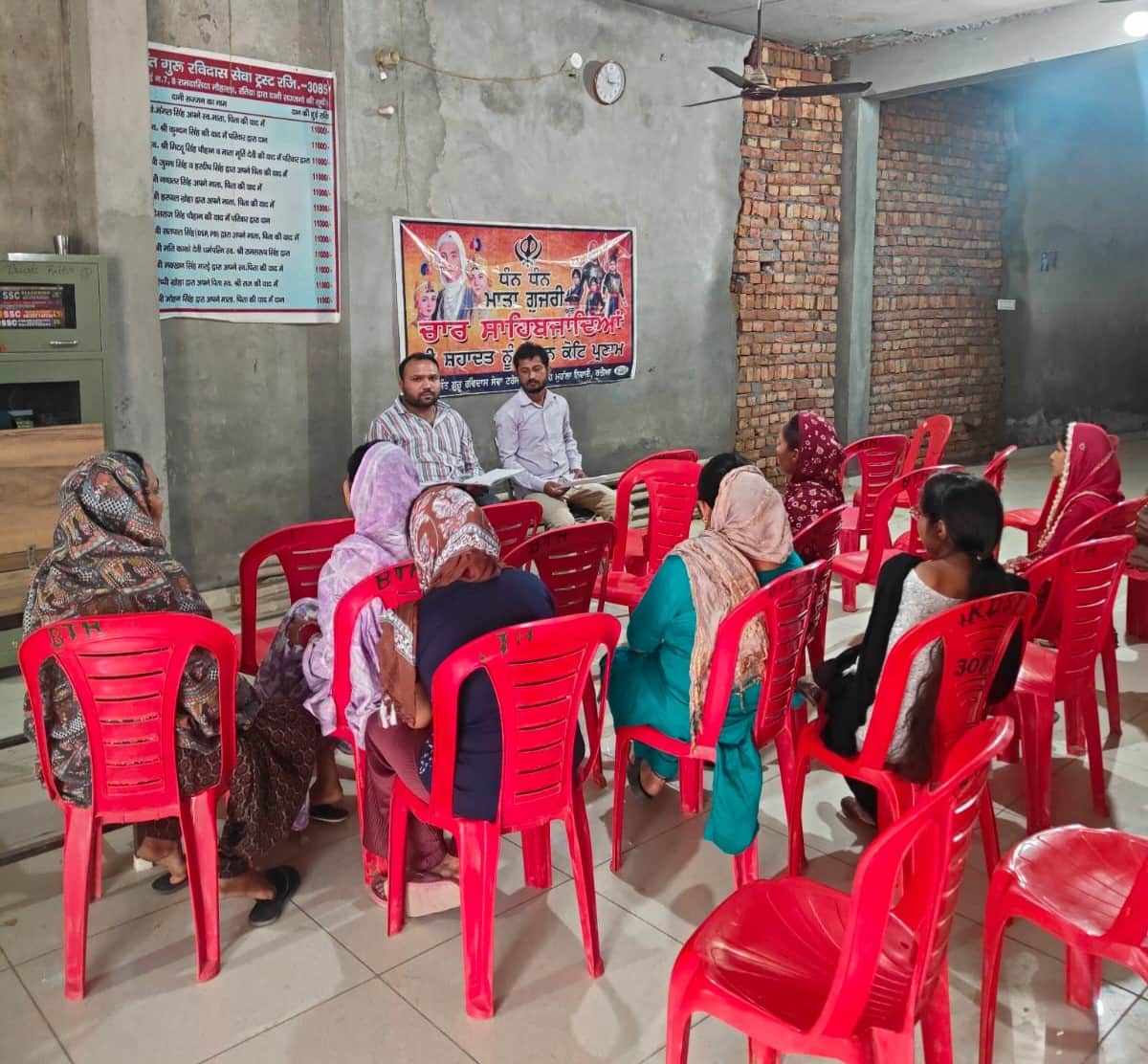 एरिया सभा की बैठक में वार्ड वासियों का इंतजार करते हुए नगर पालिका अधिकारी व कर्मचारी:संवाद