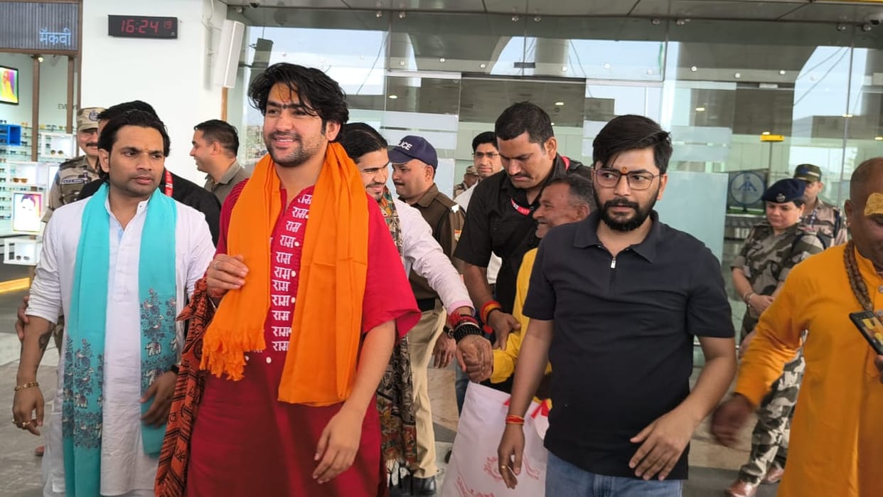 Dhirendra Shastri arrived to bless Kuldeep Yadav.
