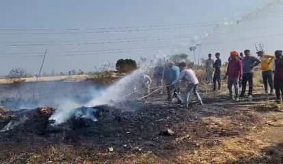 Fire wreaks havoc: 10 acres of wheat and gram crops reduced to ashes, fire brigade arrives two hours late