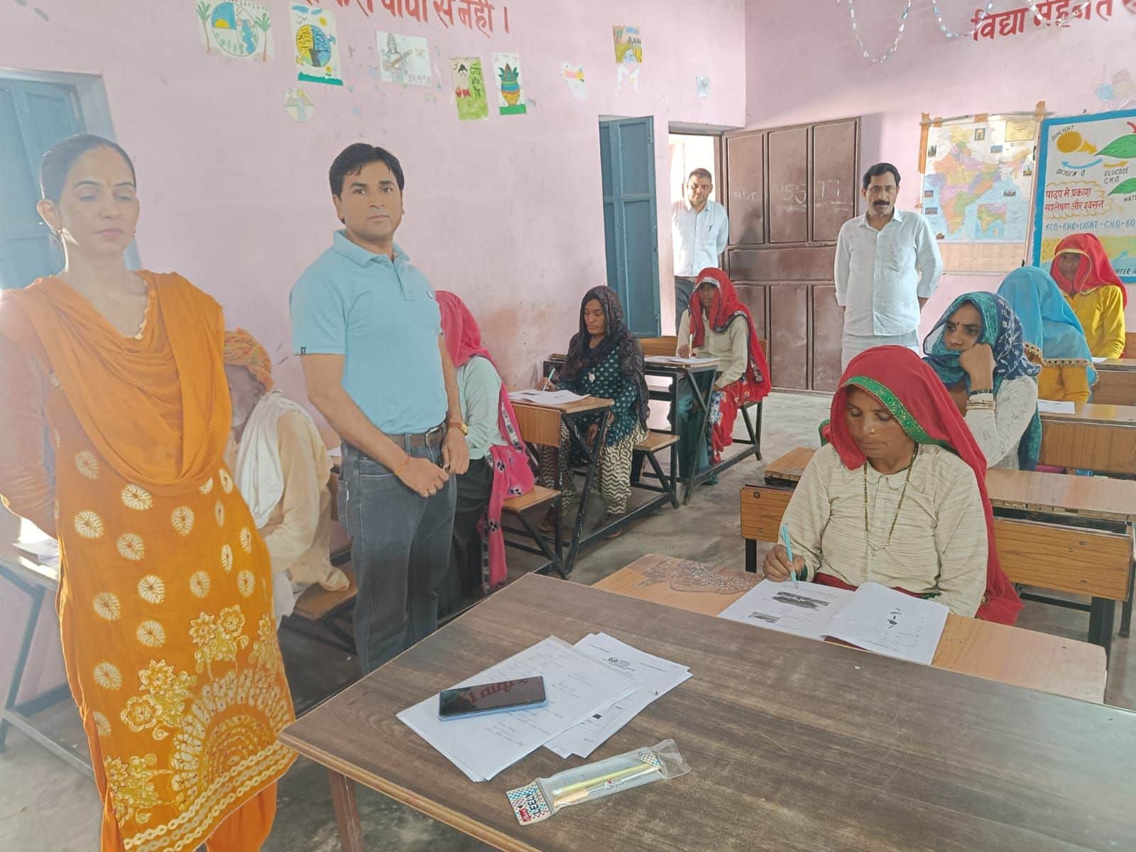 फोटो 07उल्लास नव भारत साक्षरता कार्यक्रम के तहत परीक्षा देते लोग। विभाग