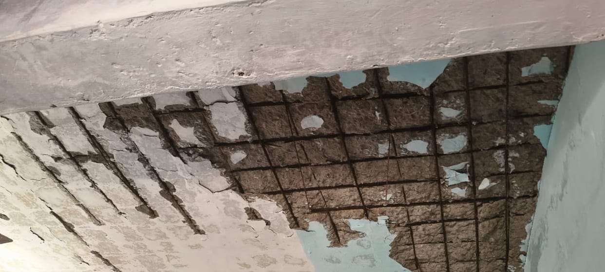 The primary school in Lasda village is in a dilapidated condition, and students are studying in fear.