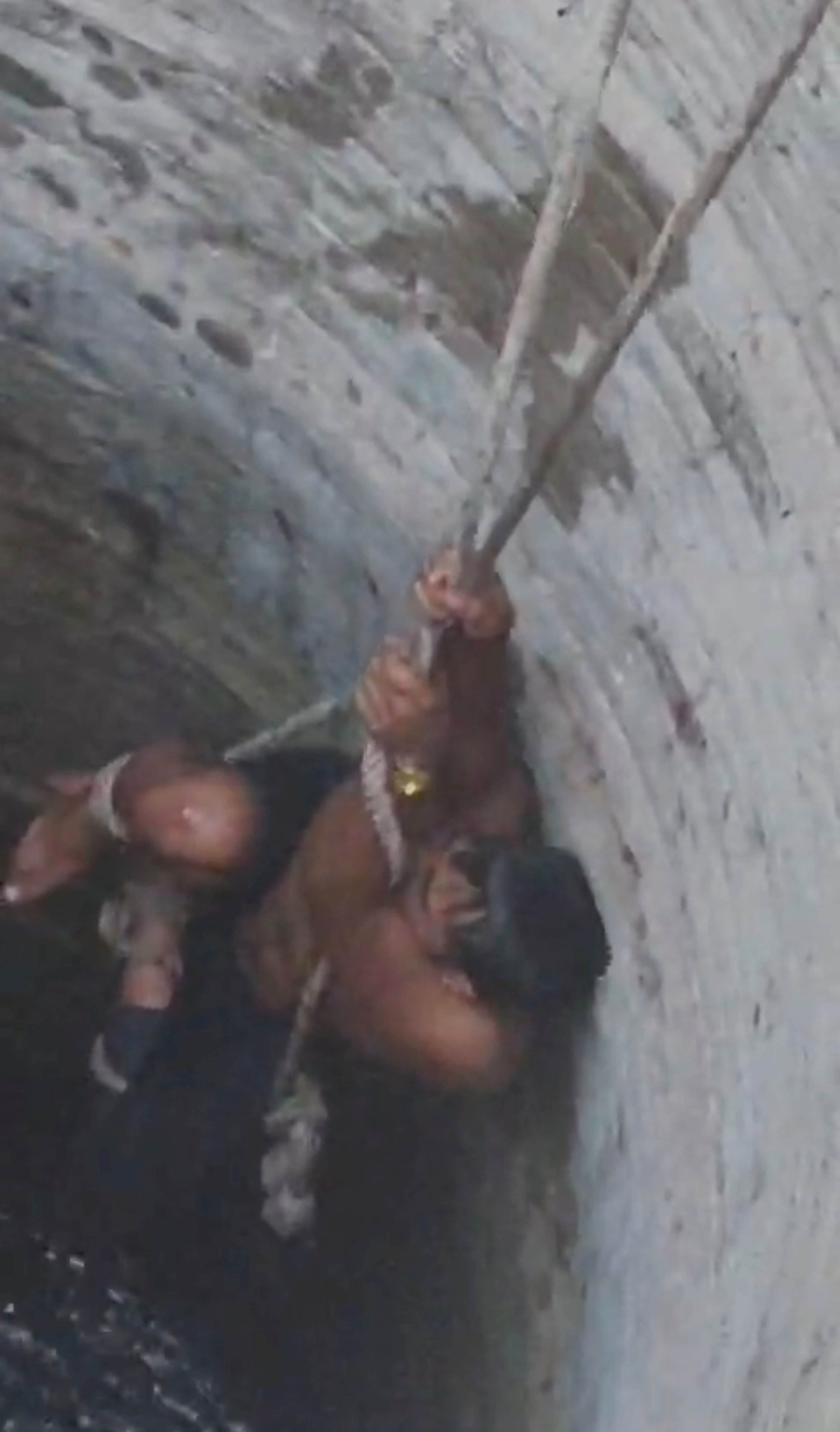 फोटो-09-कुएं से युवक को बाहर निकालते लोग। वीडियो ग्रैब