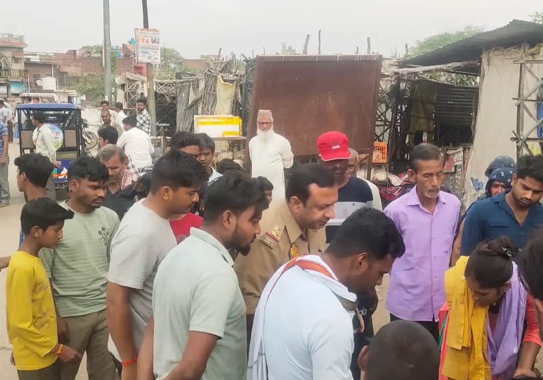 फोटो-10- हादसे की जानकारी करती पुलिस। संवाद