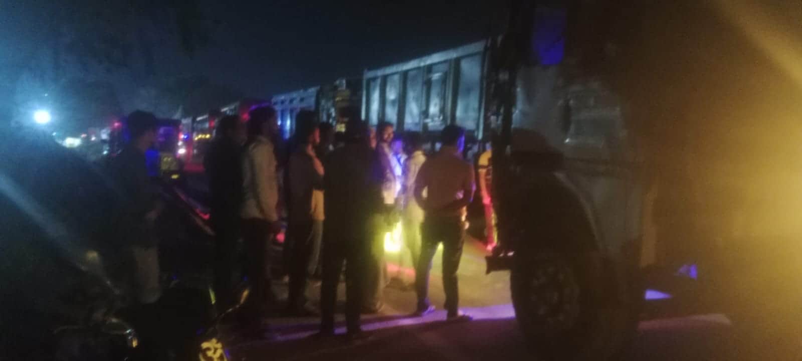 फोटो 15 एचएएपी 32- कानपुर-सागर हाईवे में जाम के दौरान खडें लोग और लगी वाहनों की कतार।  संवाद