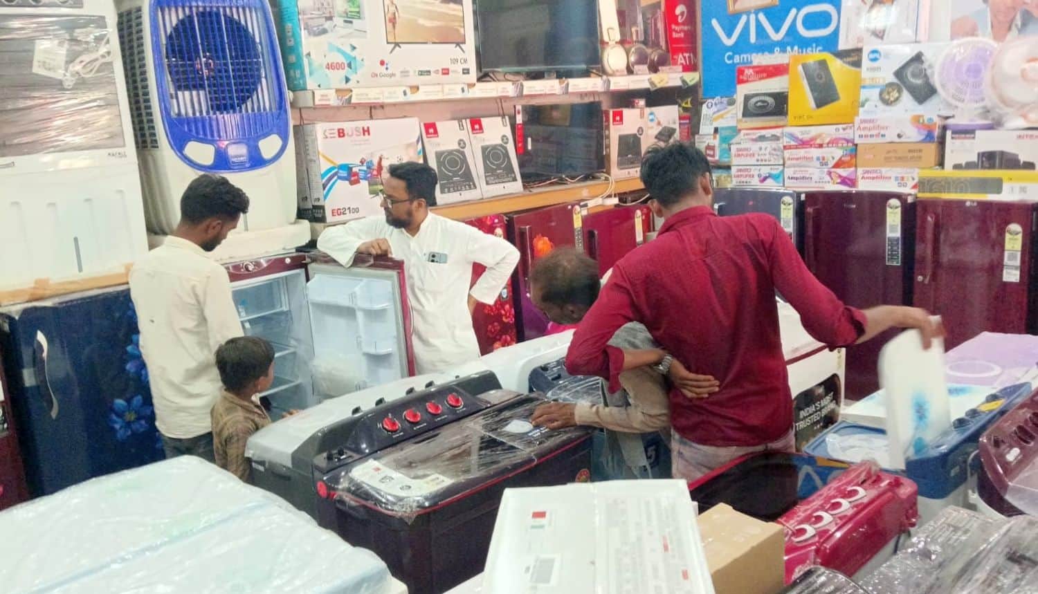 फोटो 15 एमएएचपी 01 परिचय-गर्मी की दस्तक पर ऊदल चौक स्थित इलेक्ट्रॉनिक दुकान में कूलर व फ्रिज खर