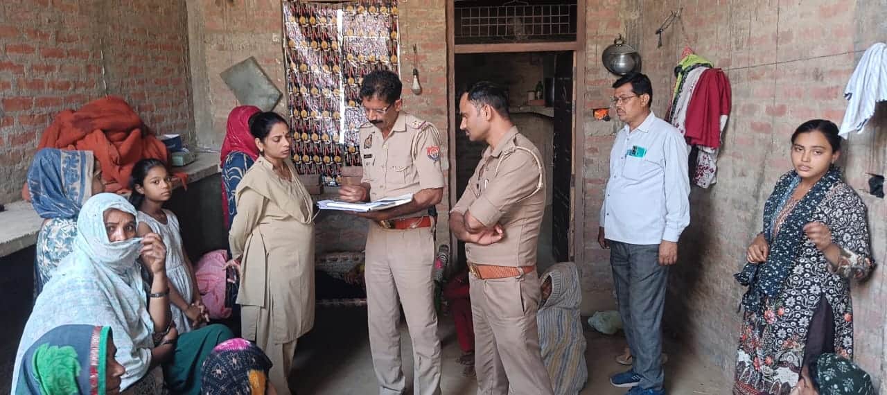 फोटो-15-घटनास्थल पर जांच करती पुलिस। संवाद