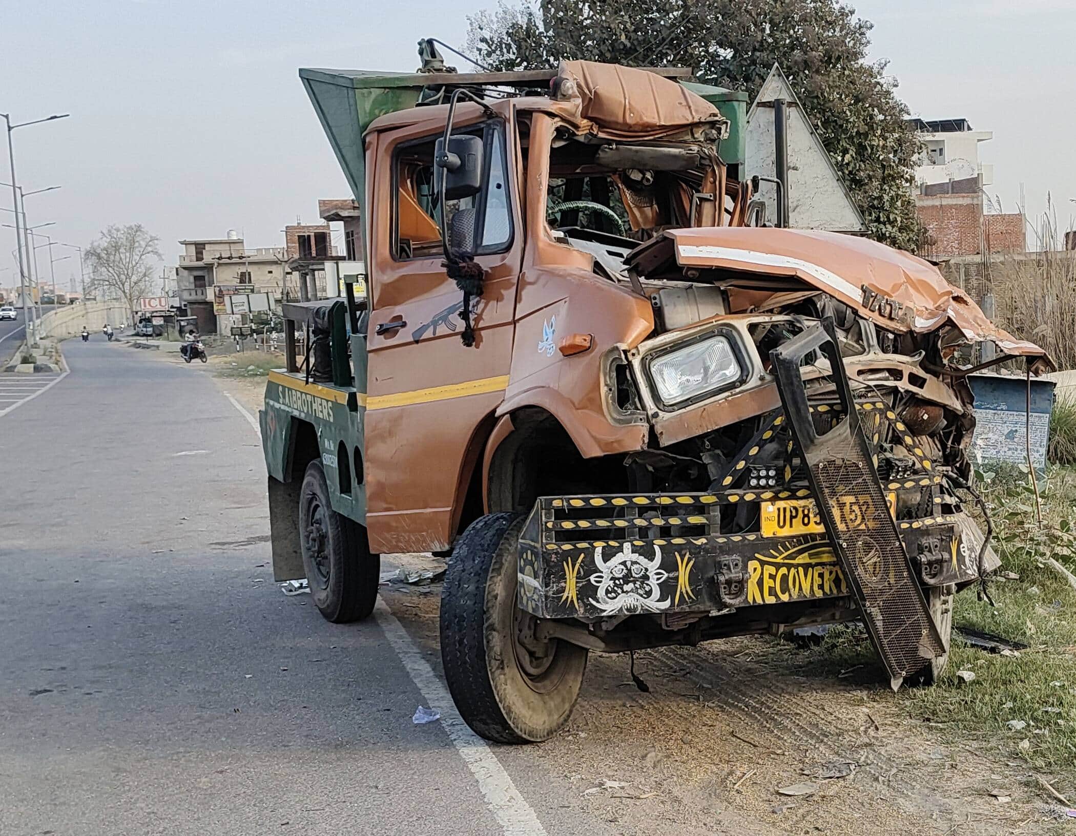 फोटो-18-हाईवे किनारे खड़ी क्षतिग्रस्त वाहन। संवाद