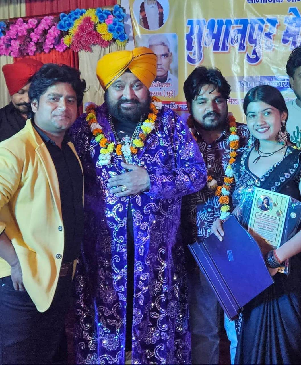 फोटो-23-कार्यक्रम में मौजूद बॉलीवुड कलाकार। स्रोत : आयोजक