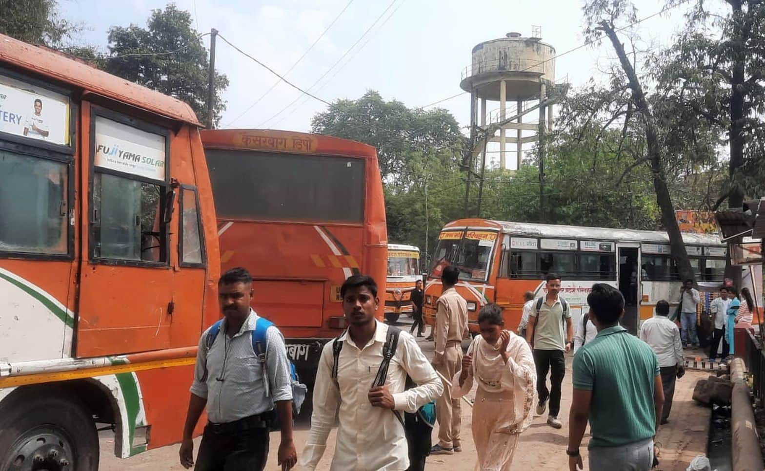 फोटो- 31- बस स्टेशन के बाहर जाम में फंसी रोडवेज बस व पैदल आते यात्री। संवाद