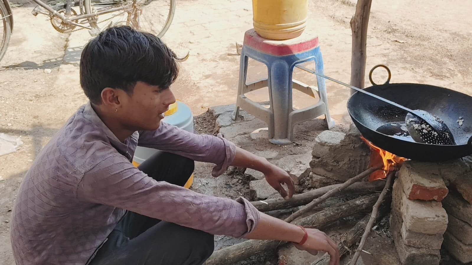 फोटो-34-बेला में चूल्हा जलाकर समोसे तलने की तैयारी करता रेहड़ी दुकानदार। संवाद