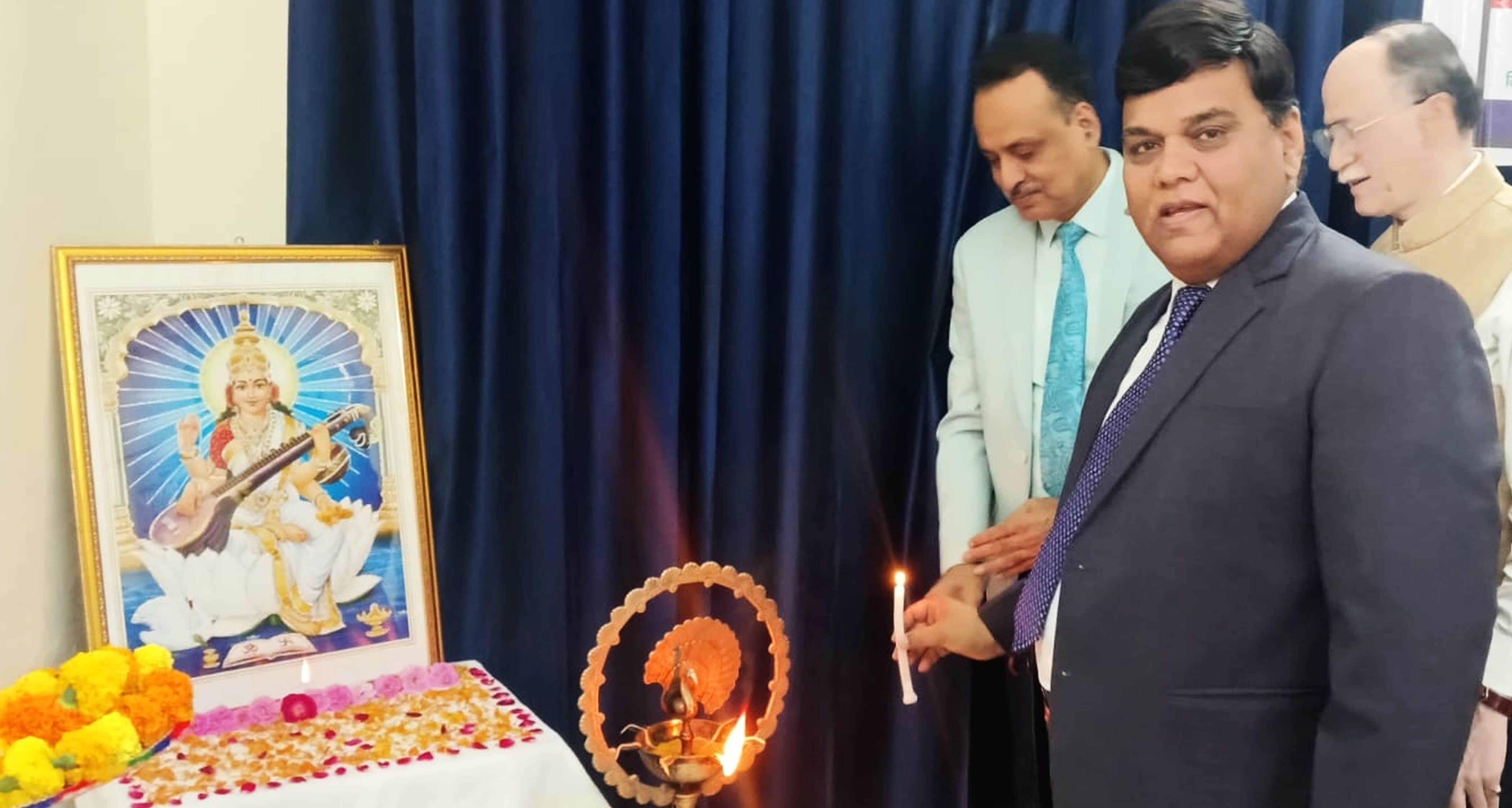 फोटो-40-लोक अदालत का द्वीप प्रज्वलन कर शुभारंभ करते न्यायाधीश। स्रोत सूचना