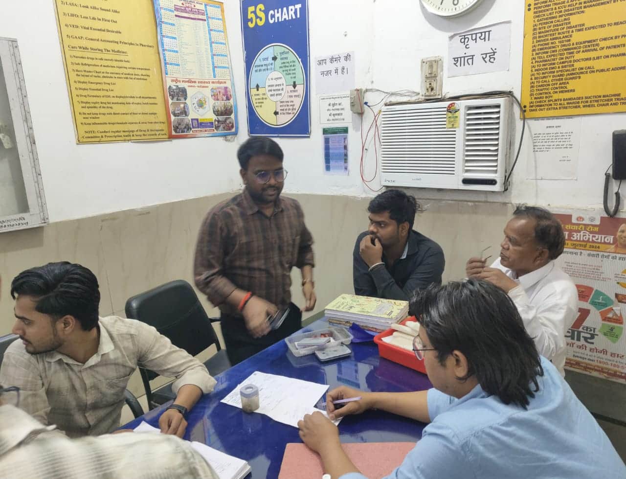 फोटो-43 लोहिया अस्पताल की इमरजेंसी में डॉक्टर से जानकारी करते जिला प्रोबेशन अधिकारी अनिल चंद्र