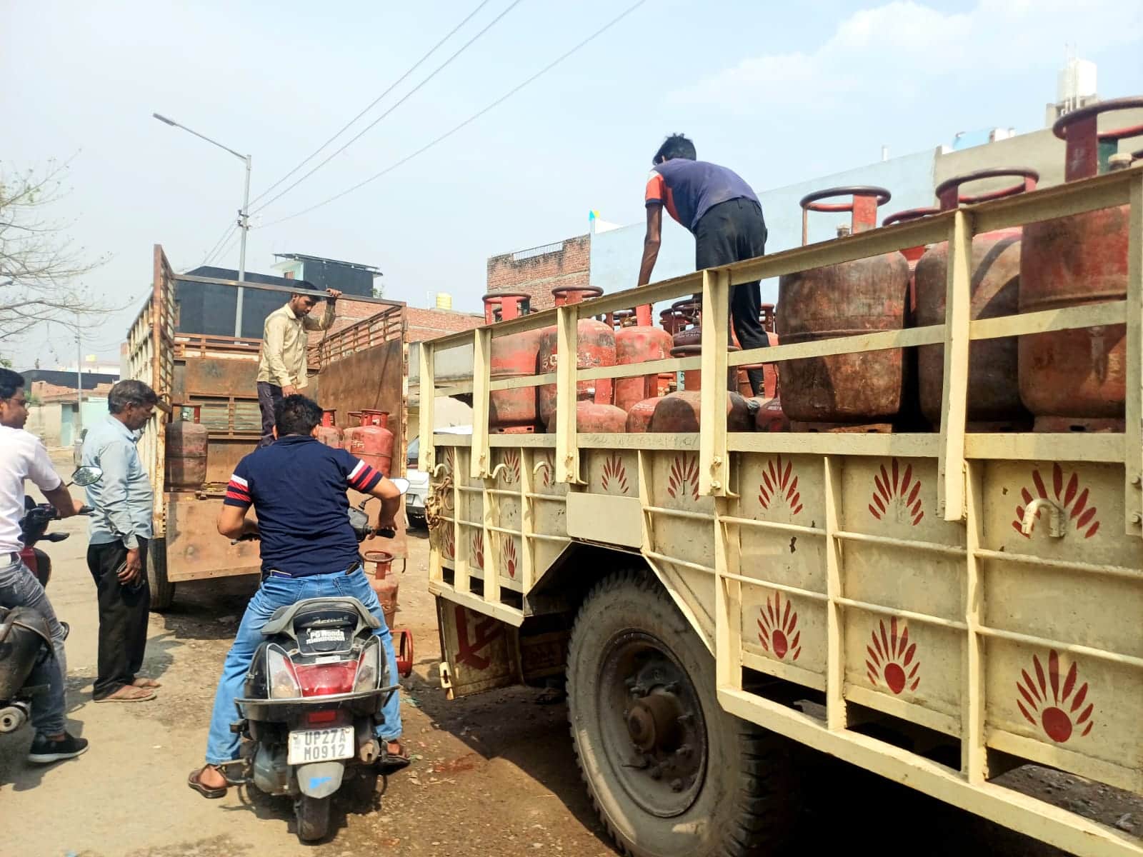 फोटो 43: शाहाबाद में कुछ इस तरह से उपभोक्ताओं को दी गई सिलिंडरों की डिलीवरी। संवाद