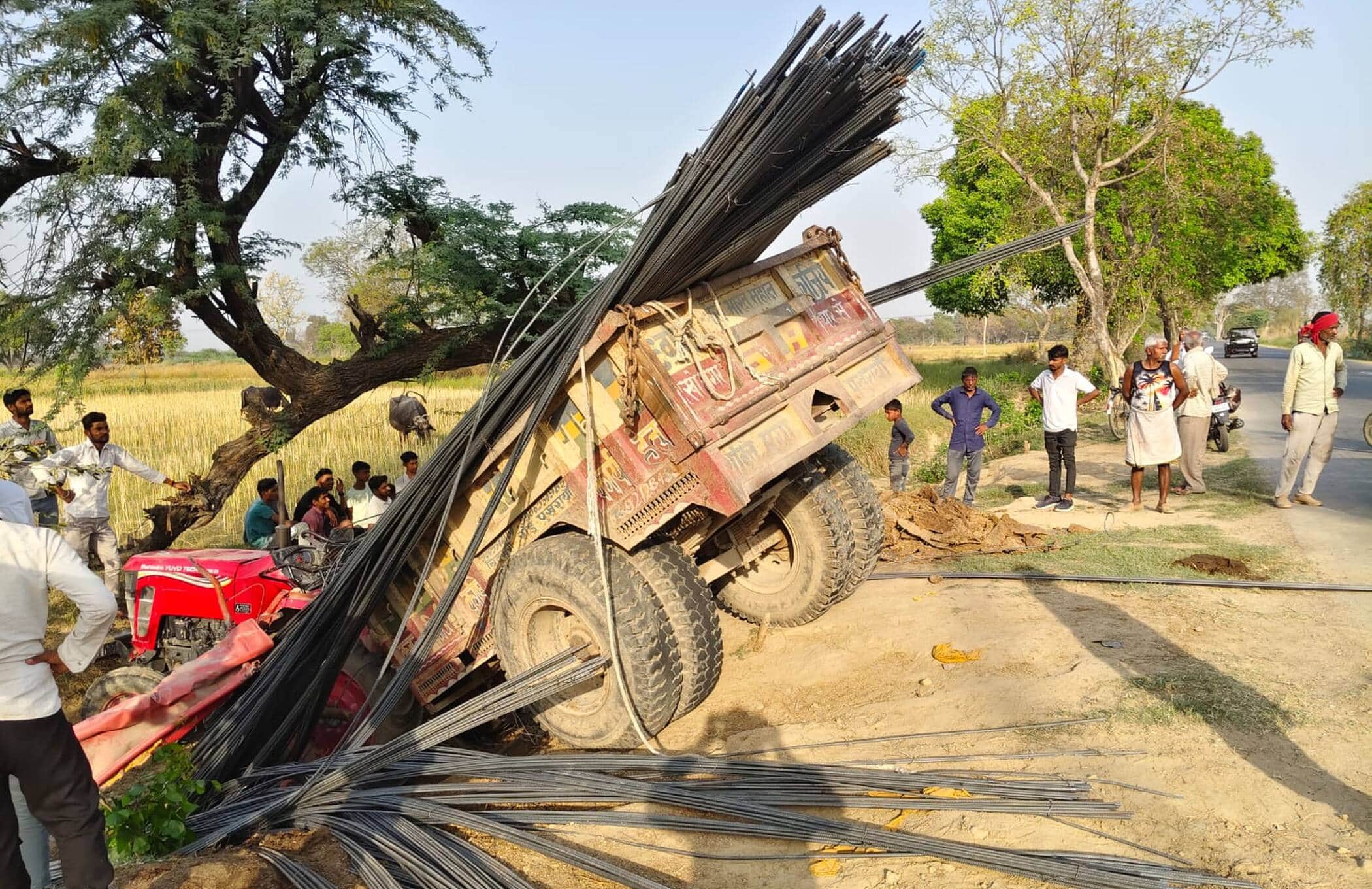 फोटो-48-छेदीपुर में पलटा सरिया लदा ट्रैक्टर। संवाद