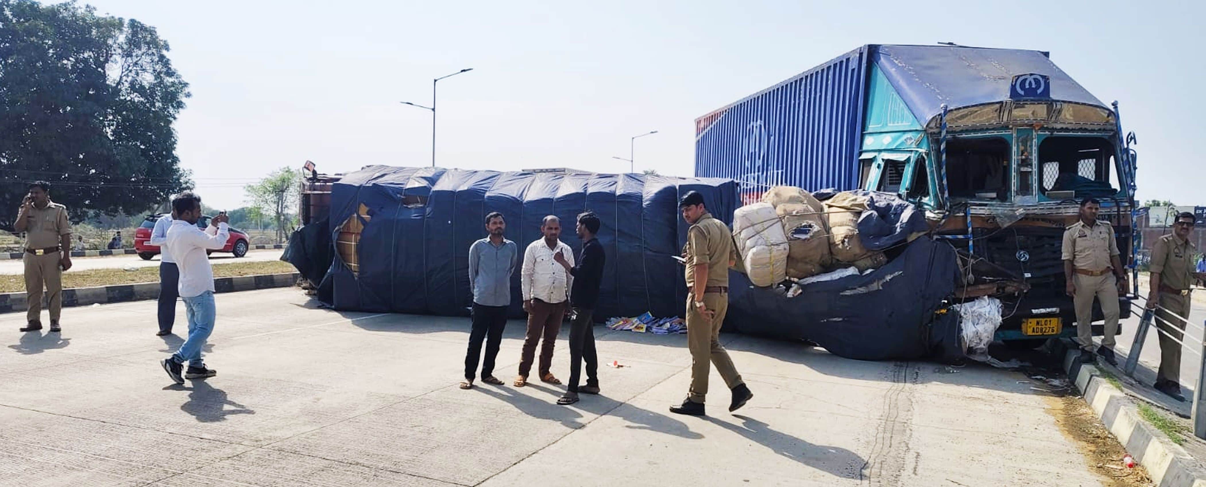 फोटो-49-हाईवे पर कंटेनर पलटने से बंद मार्ग। संवाद