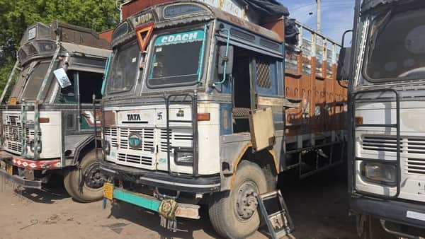 फोटो-51: बहादुरगढ़ के परनाला रोड स्थित ट्रक यूनियन में खड़े ट्रकों की चोरों द्वारा तोड़ी गई खिड़की।