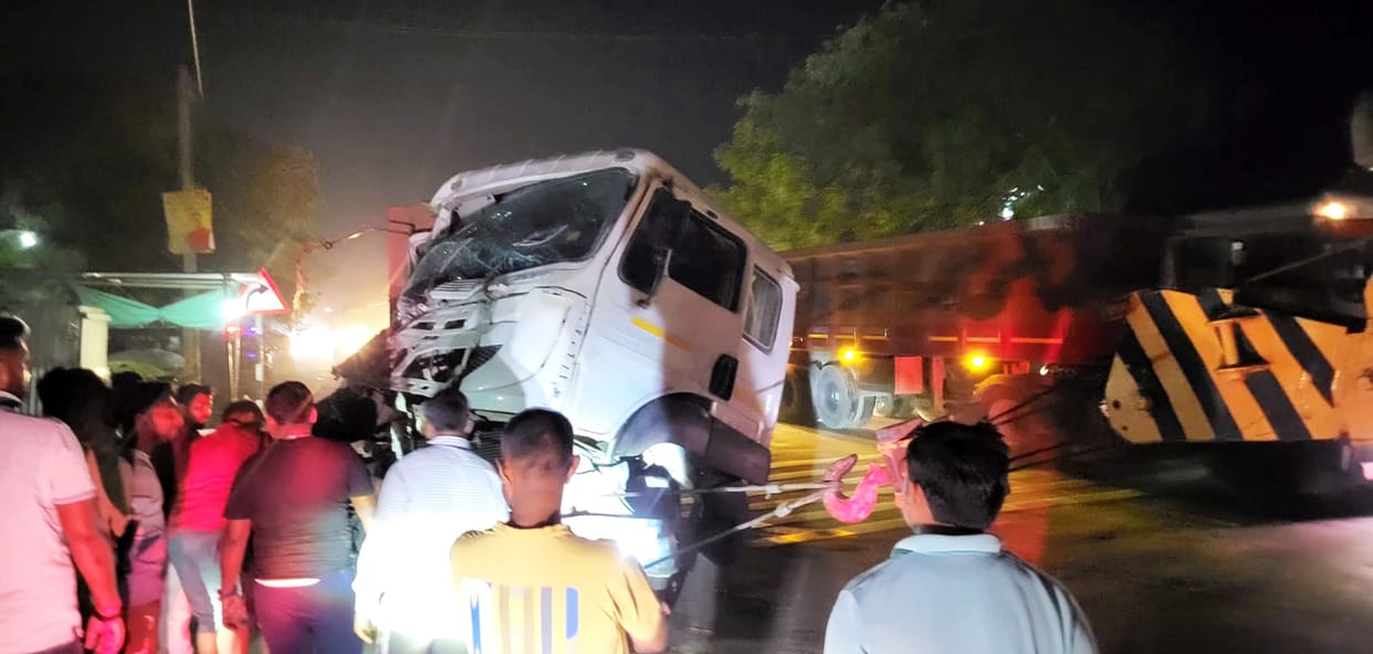 After the collision of a trailer and a dumper, the highway was jammed for eight kilometers.