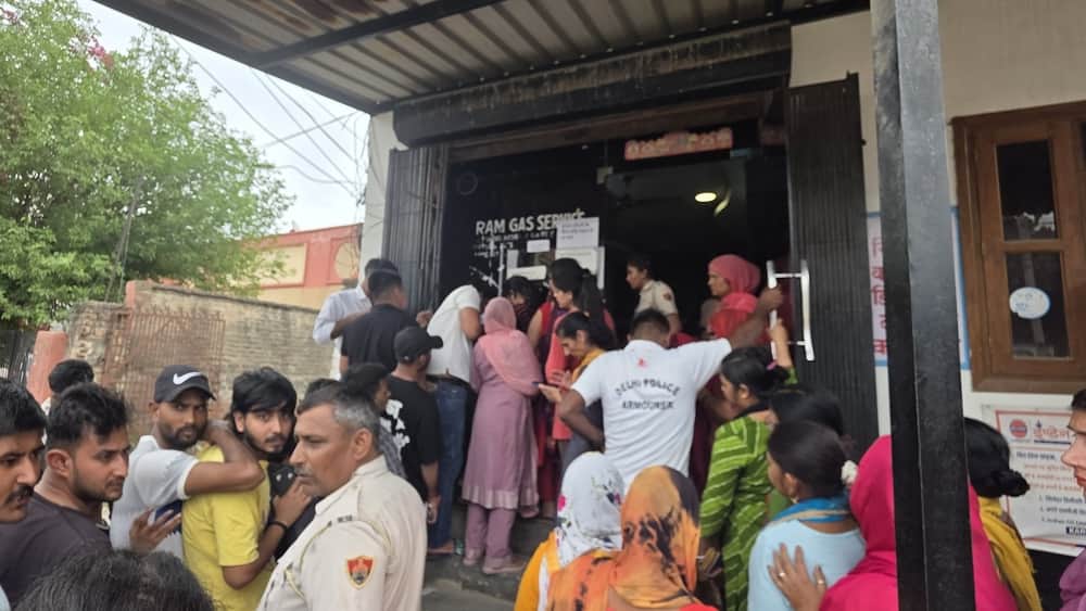 फोटो-54: बहादुरगढ़ के झज्जर रोड स्थित गैस एजेंसी पर भीड़ को काबू में रखने के लिए तैनात पुलिस कर्म