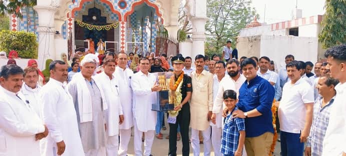 फोटो-55: बहादुरगढ़ के गांव लोवा खुर्द में लेफ्टिनेंट बने दिनेश जून का स्वागत करते विधायक राजेश ज