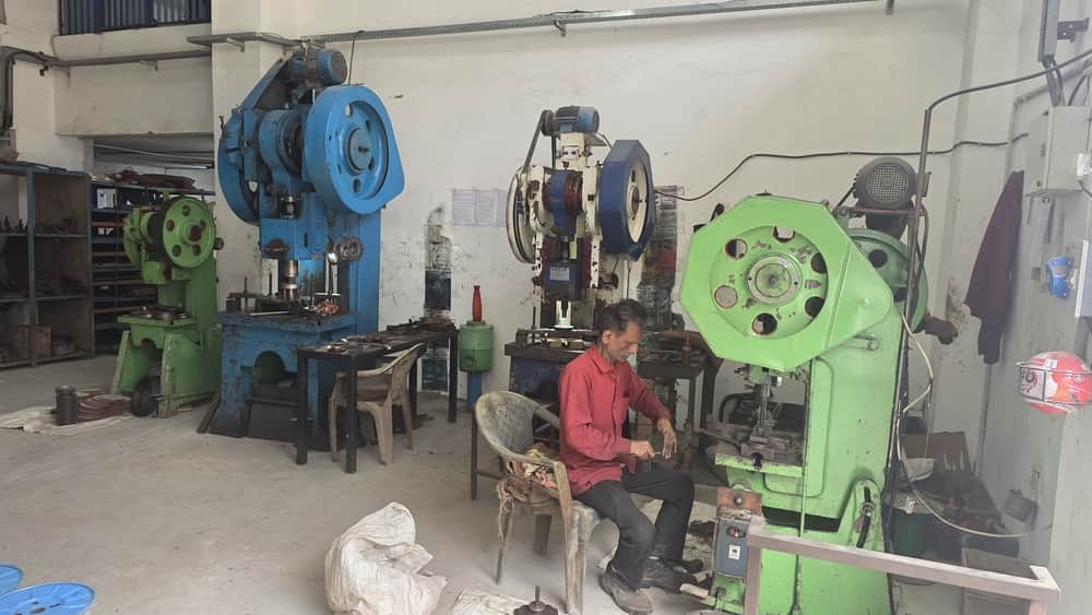 फैक्टरी में बंद पड़ी मशीनें