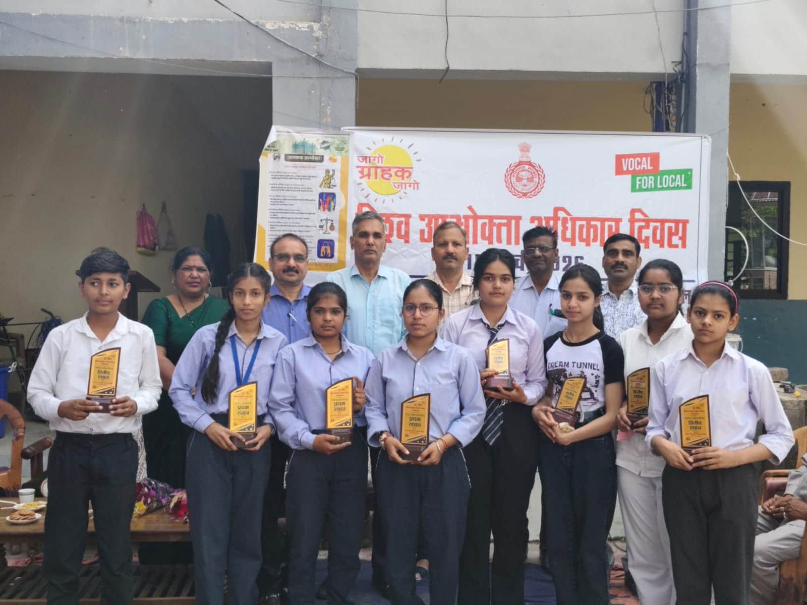 फोटो 6विजेता विद्यार्थियों को सम्मानित करते मुख्य अतिथि।स्रोत डीआईपीआरओ