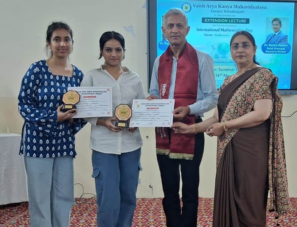 फोटो-68:बहादुरगढ़ के वैश्य आर्य कन्या महाविद्यालय में आयोजत कार्यक्रम में छात्राओं को सम्मानित क