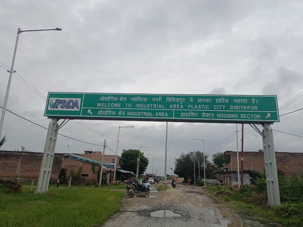 फोटो-8-प्लास्टिक सिटी जाने वाली सड़क पर बने गड्ढे में भरा पानी। संवाद