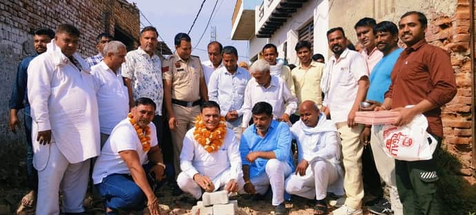 फोटो-80: बहादुरगढ़ के वार्ड 9 में गलियों के निर्माण कार्य का नारियल फोड़कर शुभारंभ करते विधायक रा