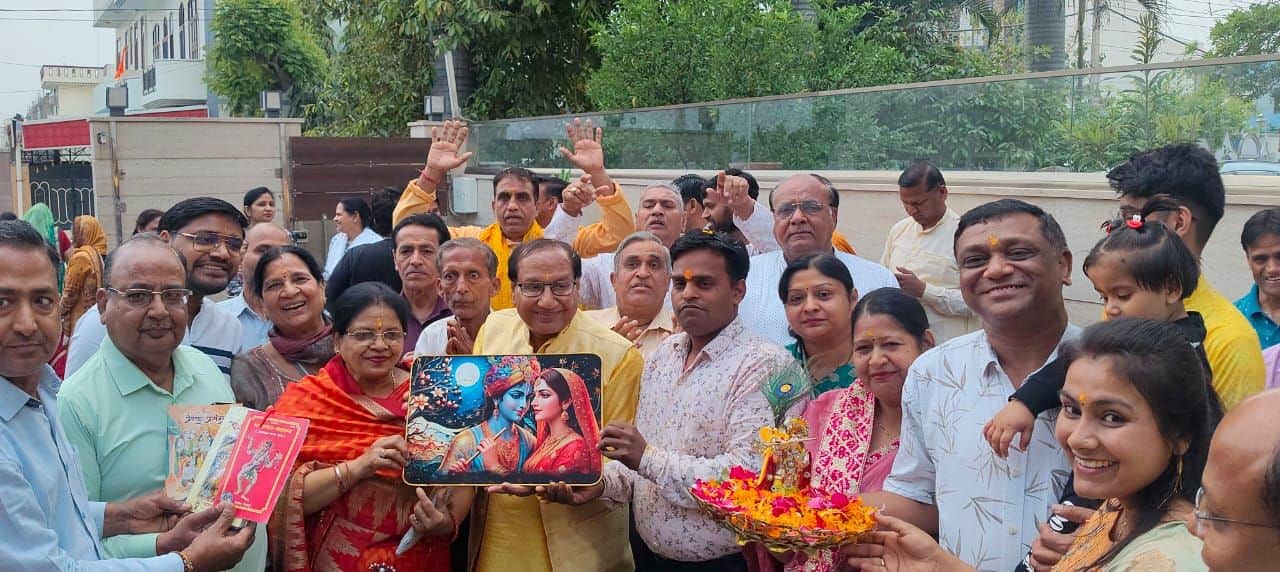 फोटो नंबर-08प्रभात फेरी के दौरान यजमान को स्मृति चिन्ह भेंट करते संस्था के सदस्य। स्रोत-संस्थ