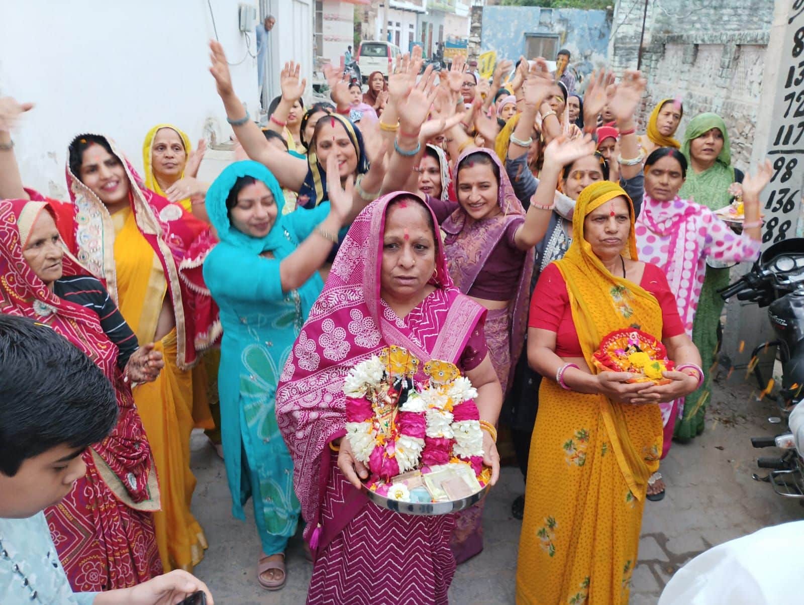 फोटो नंबर-09प्रभात फेरी के दौरान भजनों पर झूमती महिलाएं। स्रोत-संस्था